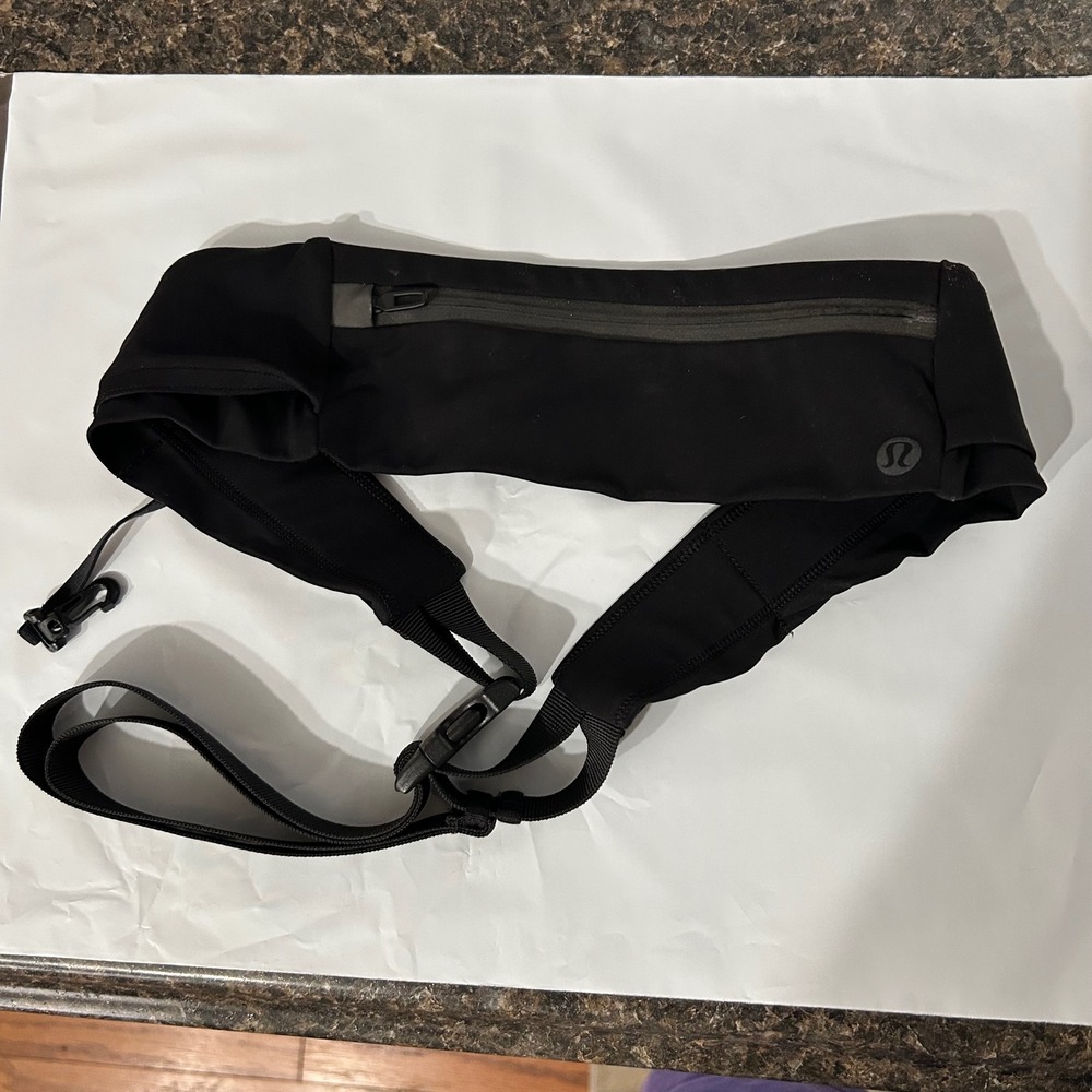 Lululemon Fast and Free Run Belt Black Adjustable Waist Pack Pockets B001